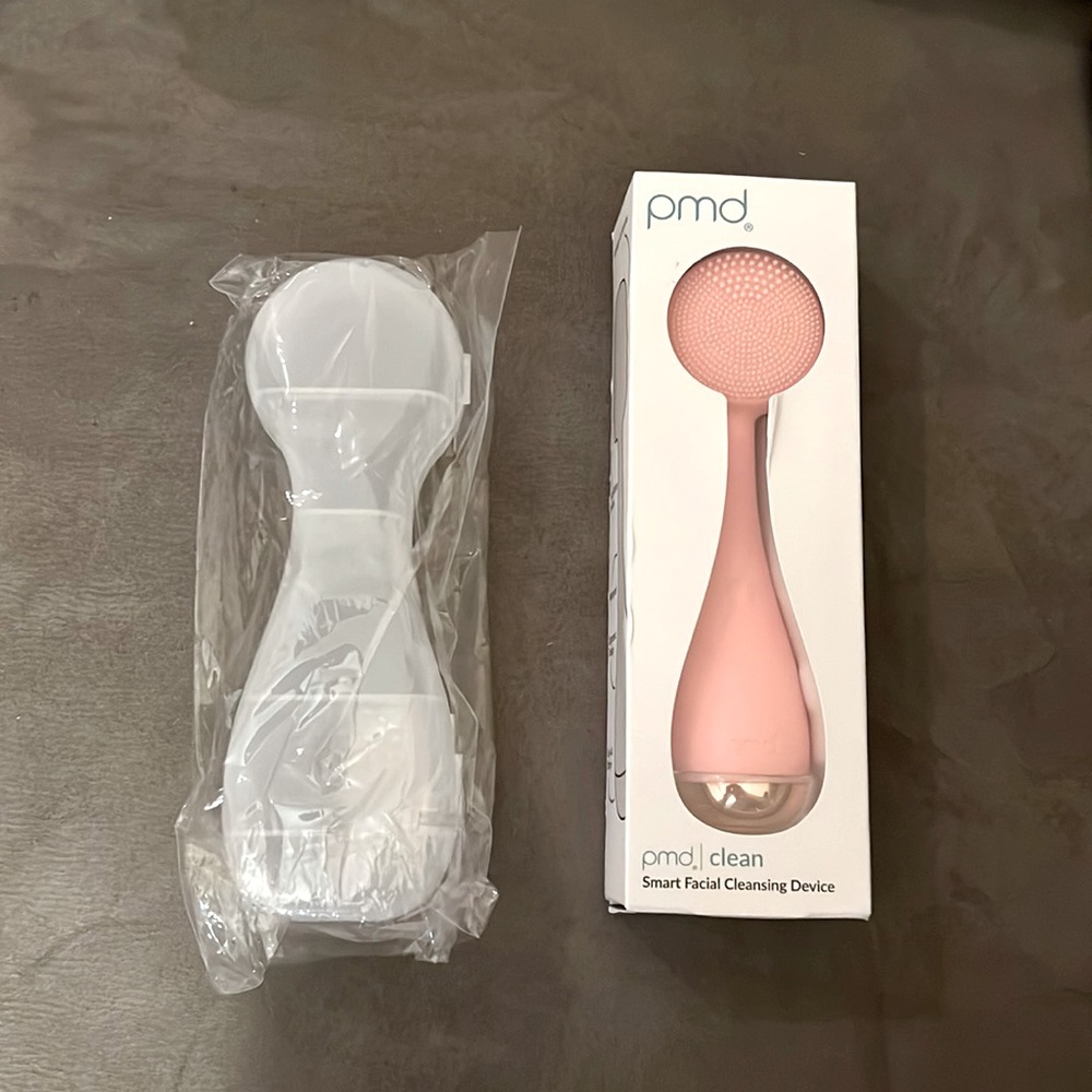 NWT Pmd Clean Smart Facial Cleansing Device and Case